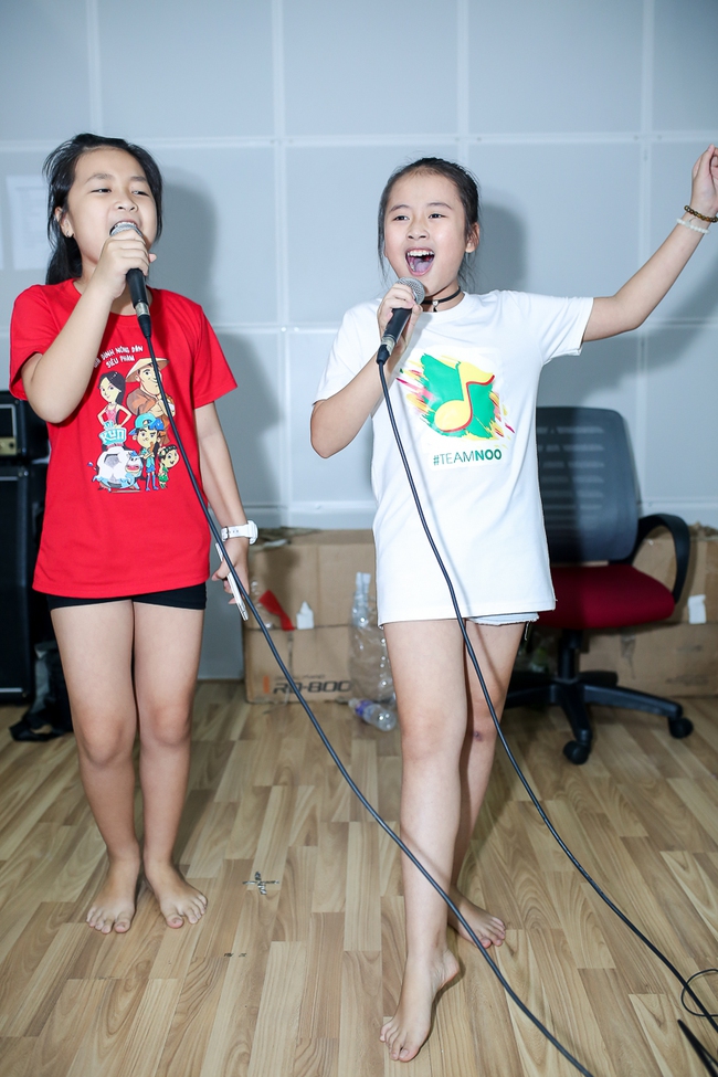 Đông Nhi ân cần bóp vai cho Ông Cao Thắng khi tập cùng team The Voice Kids - Ảnh 7.