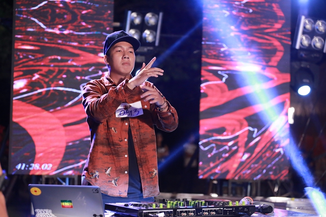 Đi thi DJ m&agrave; kh&ocirc;ng chơi nhạc, chỉ lo... h&aacute;t karaoke, diễn h&agrave;i, nhảy sexy! - Ảnh 15.