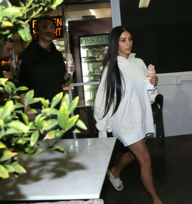 Kim Kardashian để mặt mộc nhợt nhạt, lộ vẻ hốc hác sau vụ cướp - Ảnh 1.