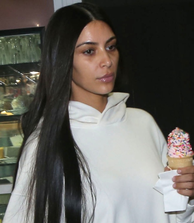 Kim Kardashian để mặt mộc nhợt nhạt, lộ vẻ hốc hác sau vụ cướp - Ảnh 2.