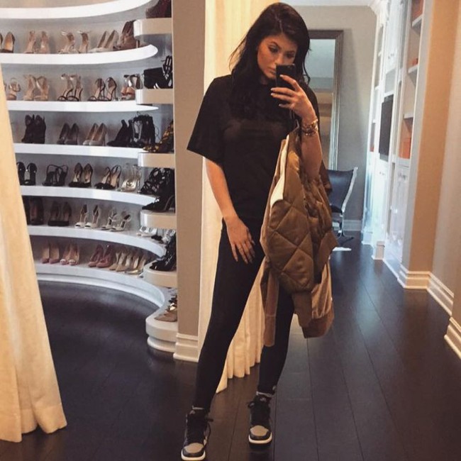 Số lượng gi&agrave;y sneaker của Kylie Jenner sẽ l&agrave;m bạn thấy x&oacute;t xa ngay cho bản th&acirc;n! - Ảnh 3.