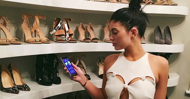 Số lượng gi&agrave;y sneaker của Kylie Jenner sẽ l&agrave;m bạn thấy x&oacute;t xa ngay cho bản th&acirc;n! - Ảnh 1.