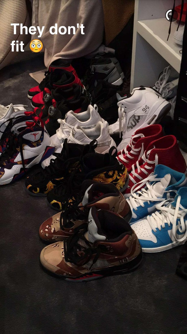 Số lượng gi&agrave;y sneaker của Kylie Jenner sẽ l&agrave;m bạn thấy x&oacute;t xa ngay cho bản th&acirc;n! - Ảnh 2.