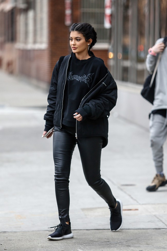 Số lượng gi&agrave;y sneaker của Kylie Jenner sẽ l&agrave;m bạn thấy x&oacute;t xa ngay cho bản th&acirc;n! - Ảnh 9.