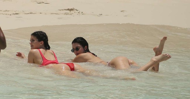 Khoảnh khắc thô tục của Kylie Jenner bên bạn trai gốc Việt khiến ai cũng phải đỏ mặt - Ảnh 9.