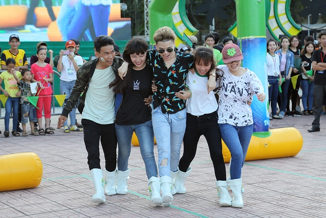 Diễn &ldquo;vợ chồng&rdquo;, Ho&agrave;ng T&ocirc;n - Justa Tee &ldquo;&aacute;p đảo&rdquo; trai đẹp Soobin, Trịnh Thăng B&igrave;nh - Ảnh 15.