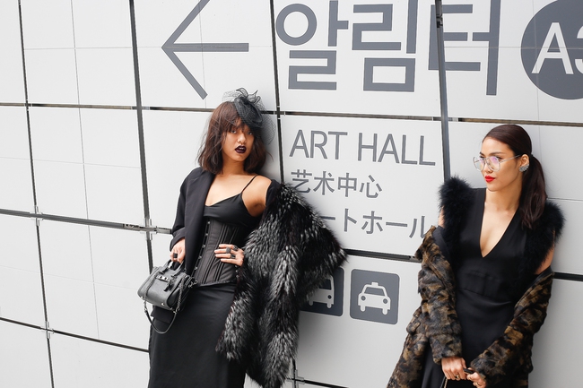 HOT: Mai Ngô & Lan Khuê nổi bần bật trên ghế khách mời tại Seoul Fashion Week - Ảnh 9.