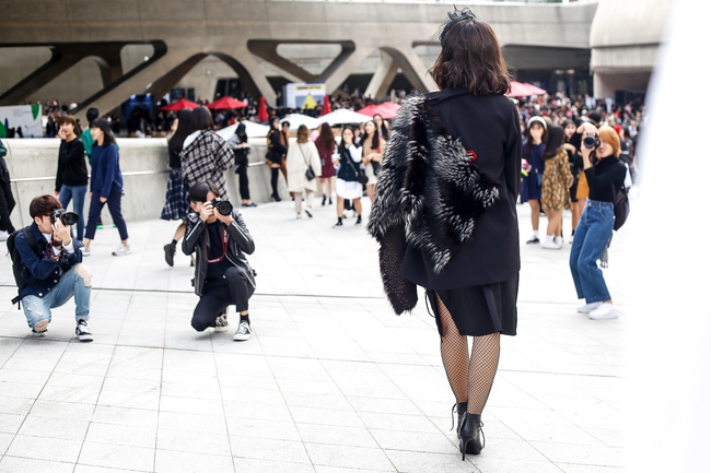HOT: Mai Ngô & Lan Khuê nổi bần bật trên ghế khách mời tại Seoul Fashion Week - Ảnh 27.