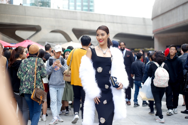 HOT: Mai Ngô & Lan Khuê nổi bần bật trên ghế khách mời tại Seoul Fashion Week - Ảnh 33.