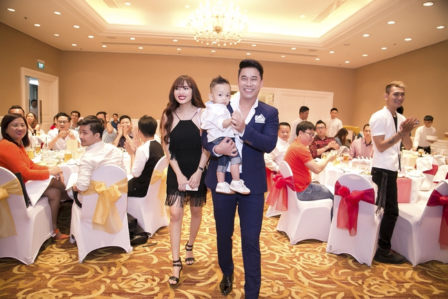 L&ecirc; Ho&agrave;ng tăng c&acirc;n tr&ocirc;ng thấy, hạnh ph&uacute;c tổ chức th&ocirc;i n&ocirc;i cho con trai - Ảnh 8.