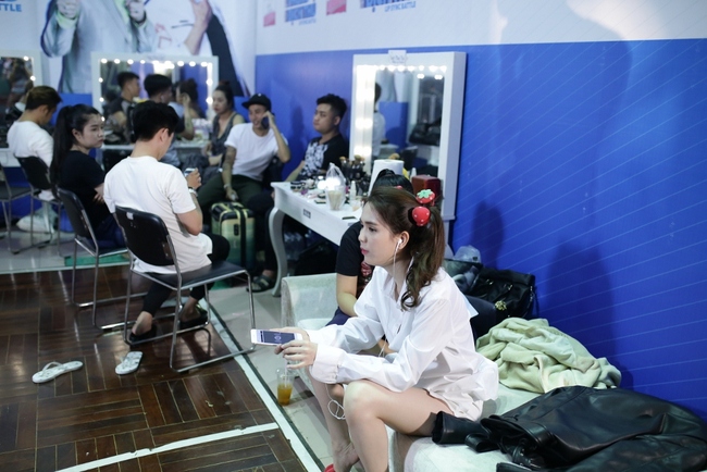 Ngọc Trinh mặc đồ ngủ h&aacute;t Anh cứ đi đi tặng Trấn Th&agrave;nh - Ảnh 2.
