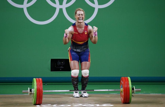 Nữ lực sĩ xinh đẹp gây sốt với màn ăn mừng dễ thương hết nấc ở Olympic - Ảnh 3.