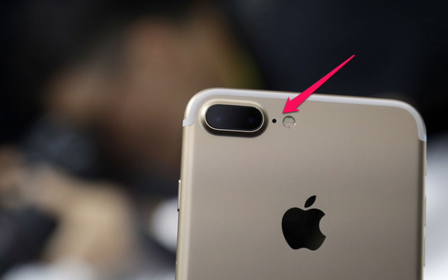 96% người d&ugrave;ng iPhone kh&ocirc;ng biết lỗ tr&ograve;n n&agrave;y để l&agrave;m g&igrave; - Ảnh 1.