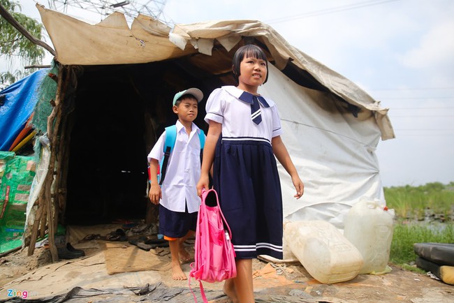 Photos of the day: T&uacute;p lều n&aacute;t v&agrave; bộ đồng phục tinh tươm - Ảnh 1.