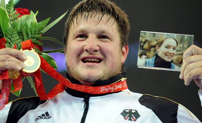 Bạn c&ograve;n nhớ c&acirc;u chuyện rớt nước mắt về ch&agrave;ng lực sĩ nặng 150 kg gi&agrave;nh HCV Olympic 2008? - Ảnh 2.