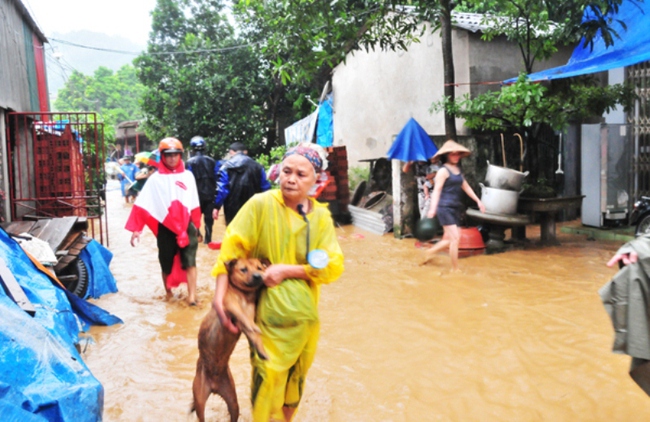 Chủ tịch tỉnh Lào Cai chỉ đạo dừng các cuộc họp không cần thiết tập trung chống mưa lũ - Ảnh 2.