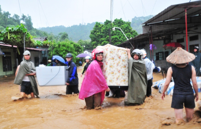 Chủ tịch tỉnh Lào Cai chỉ đạo dừng các cuộc họp không cần thiết tập trung chống mưa lũ - Ảnh 1.