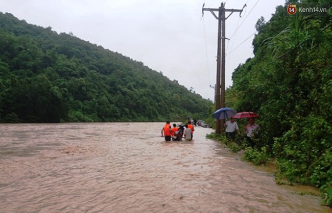Nghệ An: Nhiều nơi bị cô lập, 3 ôtô tải và hàng chục nhà cửa bị lũ cuốn trôi sau bão số 3 - Ảnh 1.