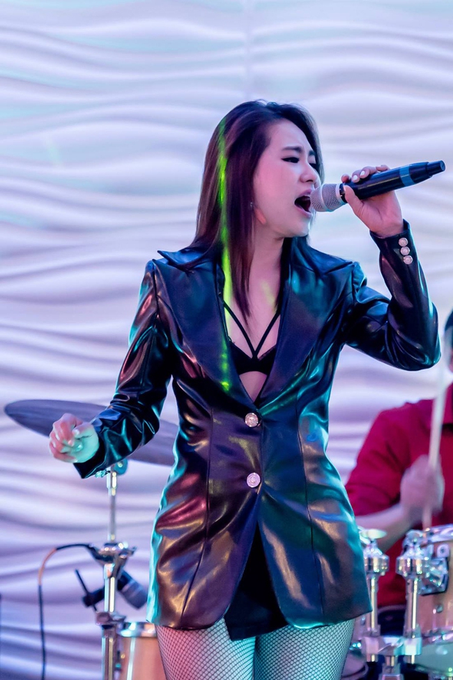 Sau hơn 10 năm ca hát, lần đầu Lương Bích Hữu mặc đồ sexy lên sân khấu - Ảnh 4.