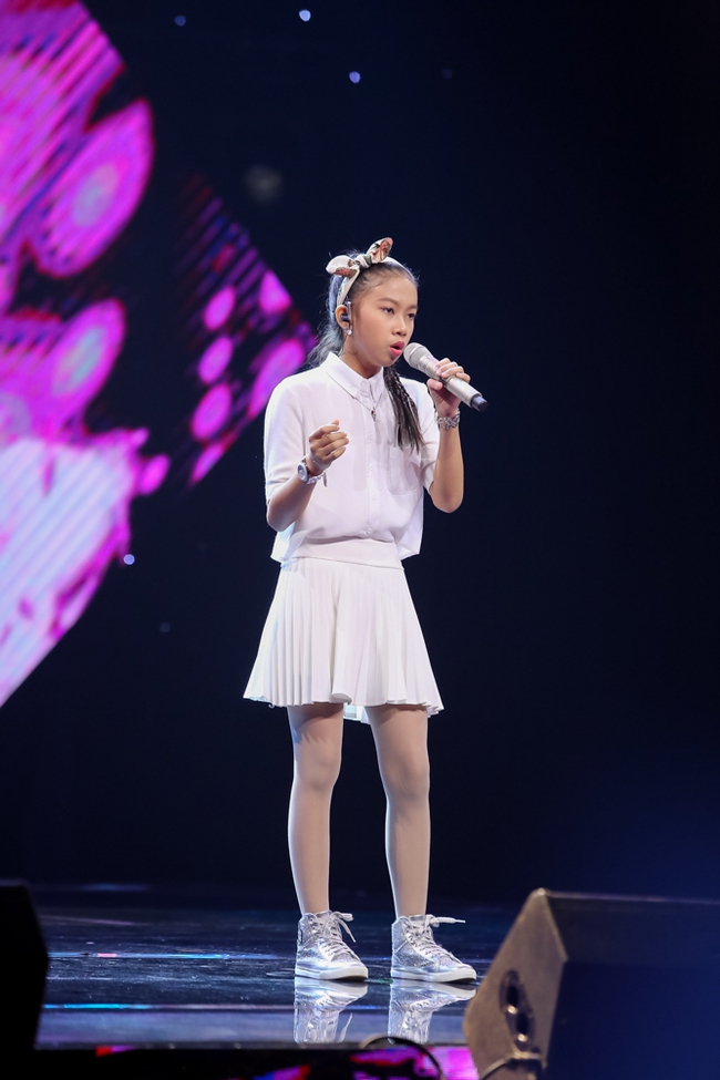 The Voice Kids: Noo Phước Thịnh hờn dỗi vì Đông Nhi giành được cậu bé vắt hai chân lên đầu - Ảnh 20.