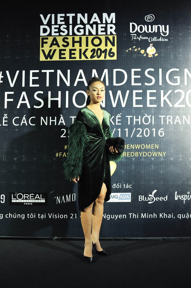 Mai Ngô người không ngấn mỡ, thong dong catwalk trong đầm cưới tinh khôi - Ảnh 20.