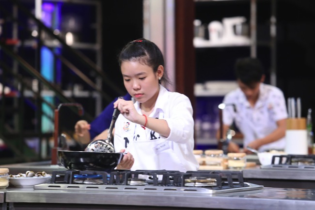 MasterChef nhí: Xuất hiện cậu bé 9 tuổi nói câu nào buồn cười câu đấy! - Ảnh 15.