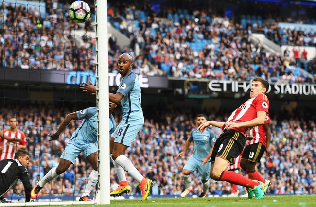 Man City nhọc nhằn đánh bại Sunderland nhờ đối thủ đá phản lưới nhà hài hước - Ảnh 12.