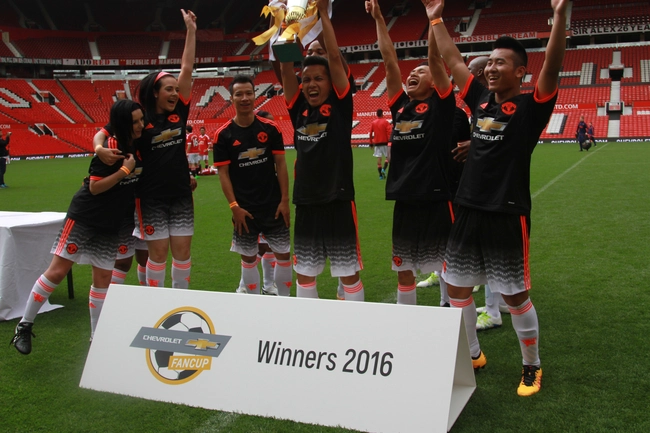 VĐV t&acirc;ng b&oacute;ng nghệ thuật số 1 Việt Nam &acirc;u yếm kh&oacute;a m&ocirc;i vợ tr&ecirc;n s&acirc;n Old Trafford - Ảnh 8.