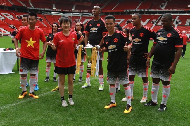 VĐV t&acirc;ng b&oacute;ng nghệ thuật số 1 Việt Nam &acirc;u yếm kh&oacute;a m&ocirc;i vợ tr&ecirc;n s&acirc;n Old Trafford - Ảnh 7.