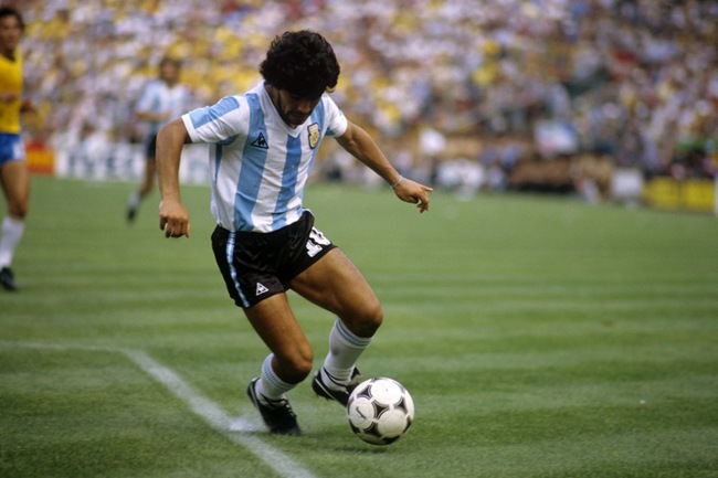 Nhìn Messi vô hại, CĐV Argentina lại nhớ Cậu bé vàng Maradona - Ảnh 3.