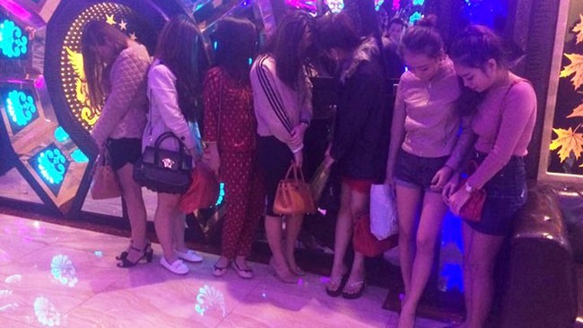 Hà Tĩnh: 18 nam nữ thanh niên chạy tán loạn, ném ma túy vào bồn cầu trong quán karaoke - Ảnh 2.