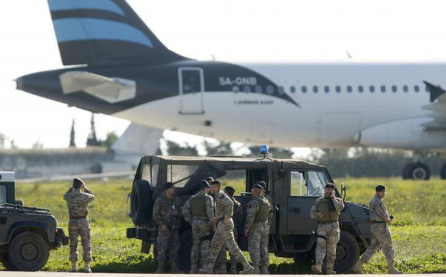 Không tặc trên máy bay Libya đầu hàng, toàn bộ 118 người đã được thả - Ảnh 1.