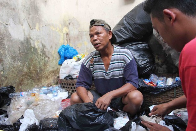 Ban ngày làm cảnh sát, tối về nhặt rác: Câu chuyện về người đàn ông đặc biệt ở Indonesia - Ảnh 3.