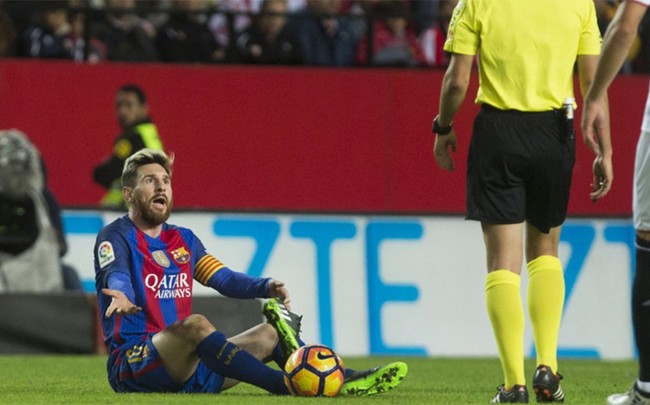 Bị phạt thẻ vì... đi giày lâu, Messi vùng vằng rời khỏi sân - Ảnh 3.