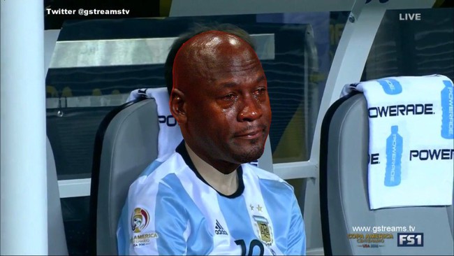 Messi khóc như đứa trẻ sau khi sút hỏng penalty - Ảnh 7.