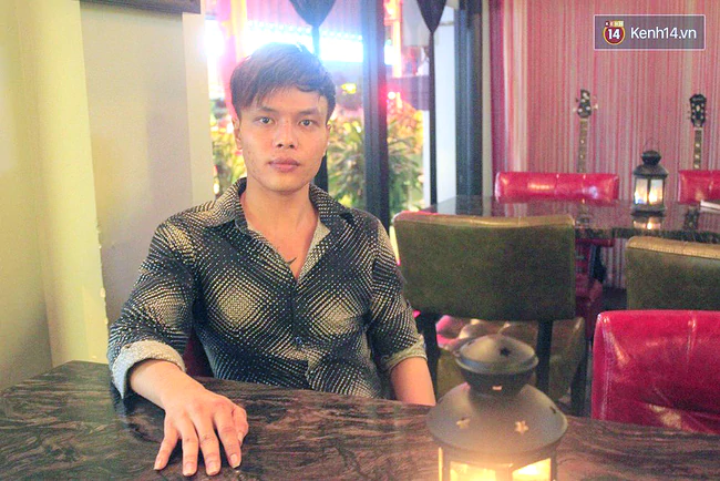 Ch&agrave;ng trai đồng t&iacute;nh mưu sinh bằng m&agrave;n biểu diễn đội xe m&aacute;y l&ecirc;n đầu trong c&aacute;c đ&aacute;m ma - Ảnh 2.