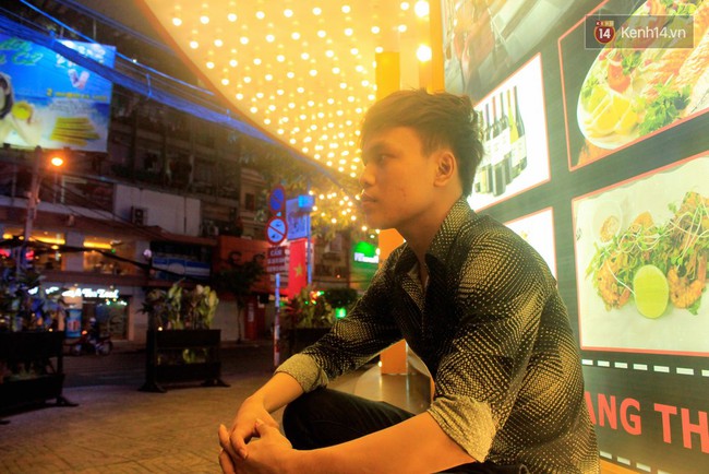Ch&agrave;ng trai đồng t&iacute;nh mưu sinh bằng m&agrave;n biểu diễn đội xe m&aacute;y l&ecirc;n đầu trong c&aacute;c đ&aacute;m ma - Ảnh 7.