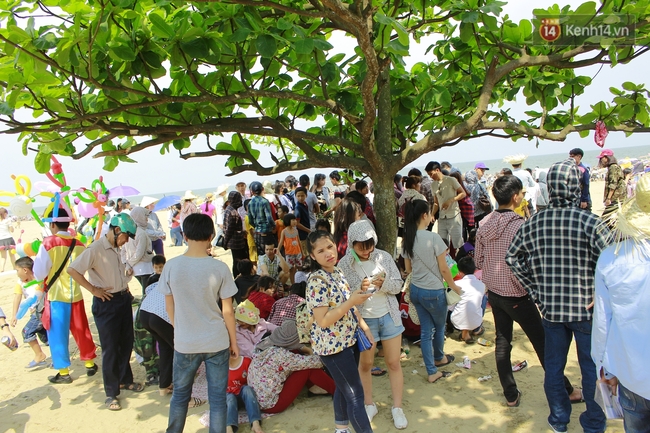 Nghỉ lễ 30/4, bãi biển Sầm Sơn chật kín khách, dịch vụ ăn theo được dịp hốt bạc - Ảnh 9.
