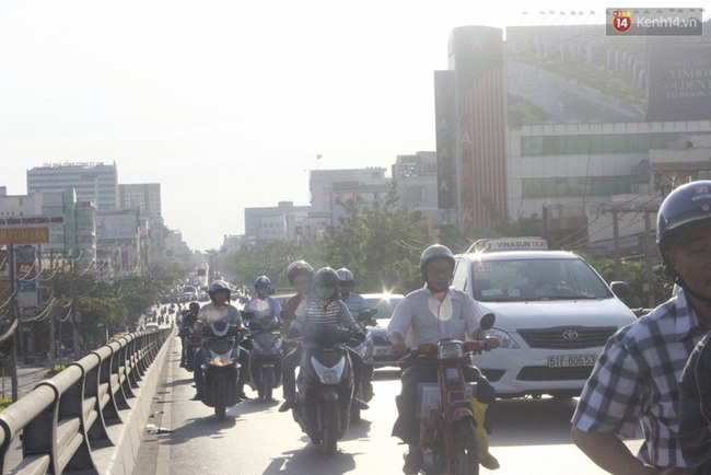 Người d&acirc;n 2 miền tấp nập trở lại th&agrave;nh phố sau kỳ nghỉ lễ - Ảnh 11.