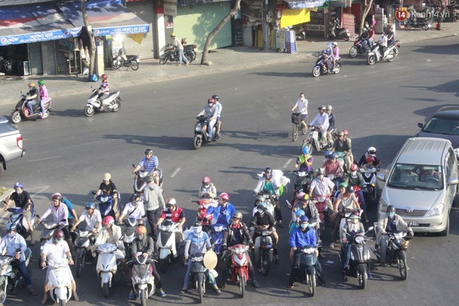 Người d&acirc;n 2 miền tấp nập trở lại th&agrave;nh phố sau kỳ nghỉ lễ - Ảnh 12.