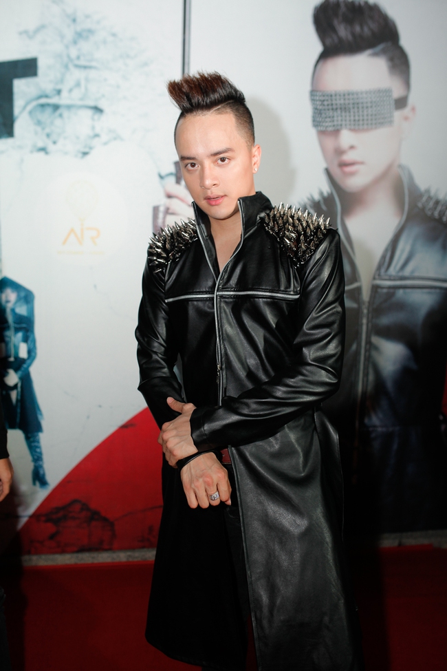 Cao Thái Sơn h&aacute;t trong biển lửa, ng&atilde; v&agrave;o bồn tắm trong MV được đ&acirc;̀u tư nh&acirc;́t từ trước đến nay! - Ảnh 1.