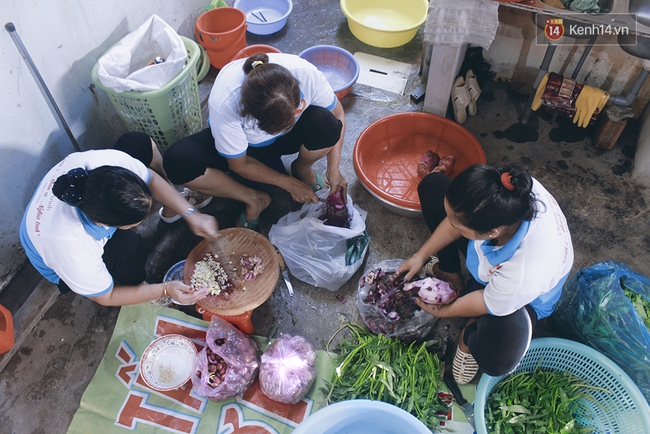 Cán bộ phường cùng người dân đi chợ, nấu cơm miễn phí cho người nghèo ở Sài Gòn - Ảnh 1.