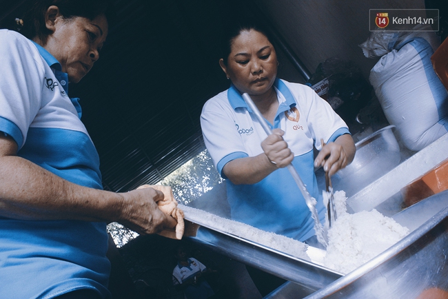 Cán bộ phường cùng người dân đi chợ, nấu cơm miễn phí cho người nghèo ở Sài Gòn - Ảnh 3.