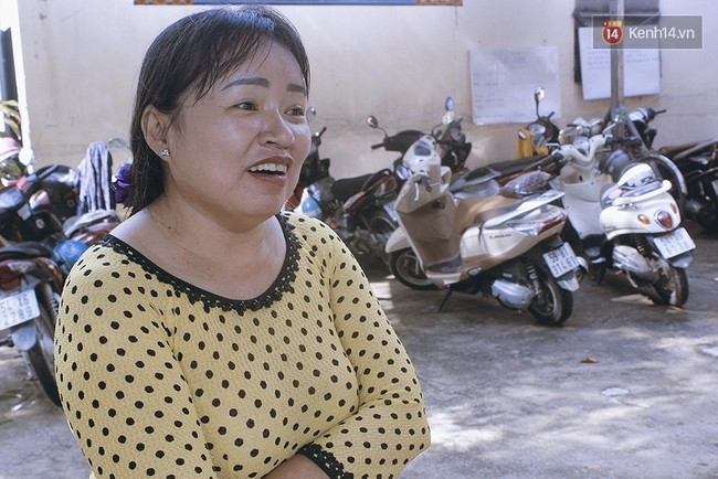 Cán bộ phường cùng người dân đi chợ, nấu cơm miễn phí cho người nghèo ở Sài Gòn - Ảnh 2.
