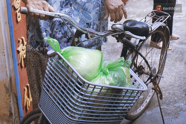 Cán bộ phường cùng người dân đi chợ, nấu cơm miễn phí cho người nghèo ở Sài Gòn - Ảnh 8.