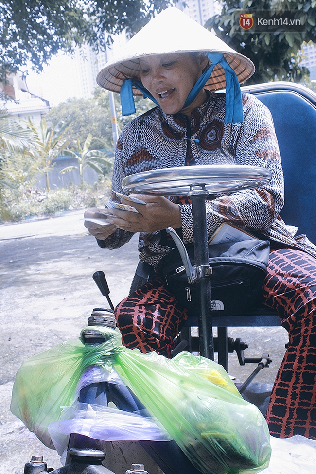 Cán bộ phường cùng người dân đi chợ, nấu cơm miễn phí cho người nghèo ở Sài Gòn - Ảnh 7.