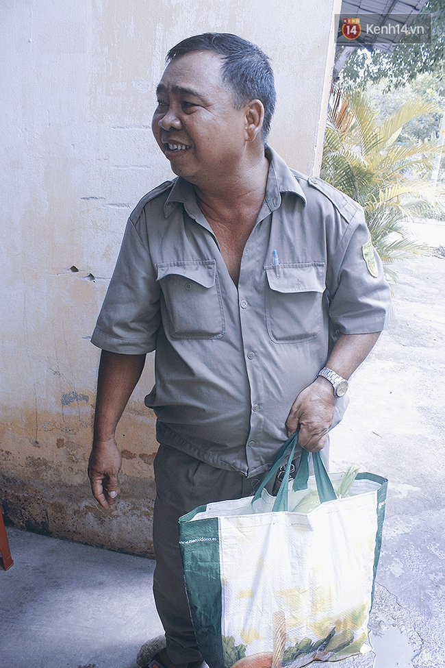 Cán bộ phường cùng người dân đi chợ, nấu cơm miễn phí cho người nghèo ở Sài Gòn - Ảnh 9.