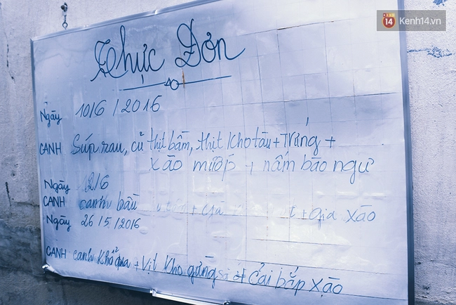 Cán bộ phường cùng người dân đi chợ, nấu cơm miễn phí cho người nghèo ở Sài Gòn - Ảnh 4.