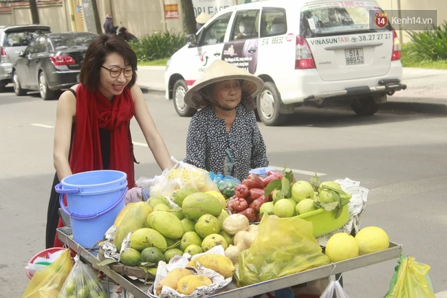 Gặp cô gái váy đen, khăn đỏ đẩy xe cho bà cụ bán rong ở Sài Gòn - Ảnh 8.