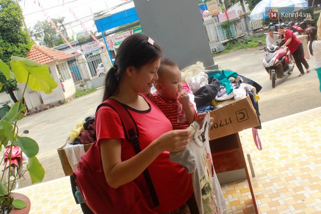 Người ngh&egrave;o cứ phải mặc quần &aacute;o cũ m&atilde;i sao? - V&agrave; gian h&agrave;ng 5.000 đồng ra đời ở S&agrave;i G&ograve;n như thế - Ảnh 1.